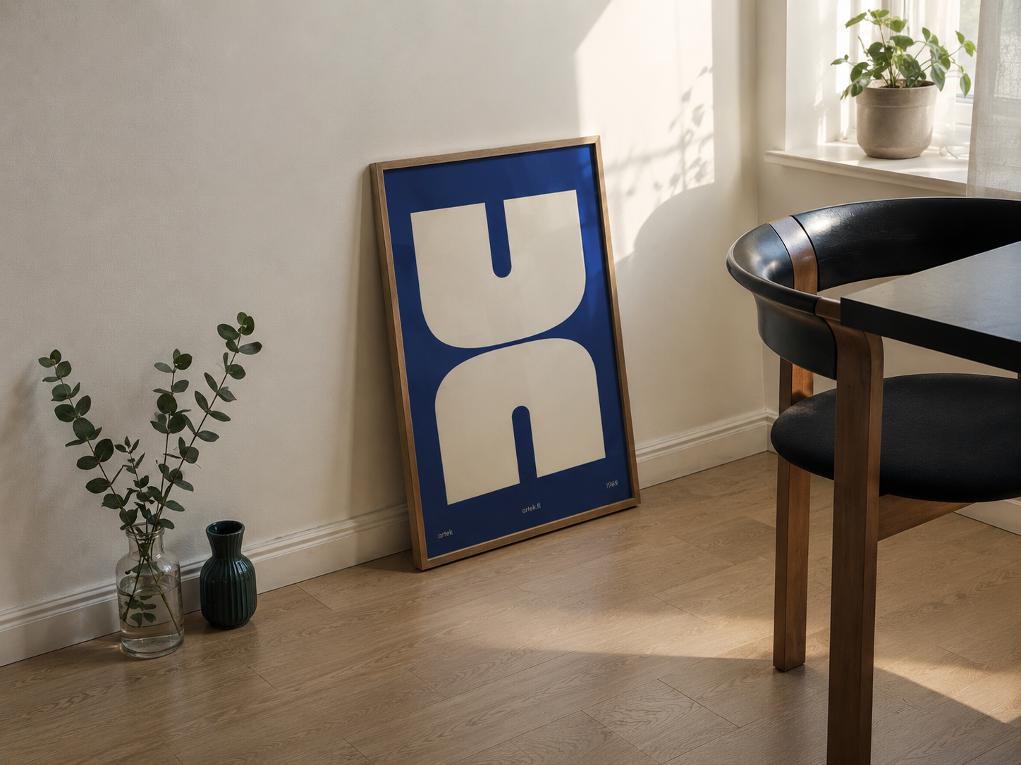 Helles Wohnzimmer mit grafischem Kunstposter, Holzboden und Designstuhl