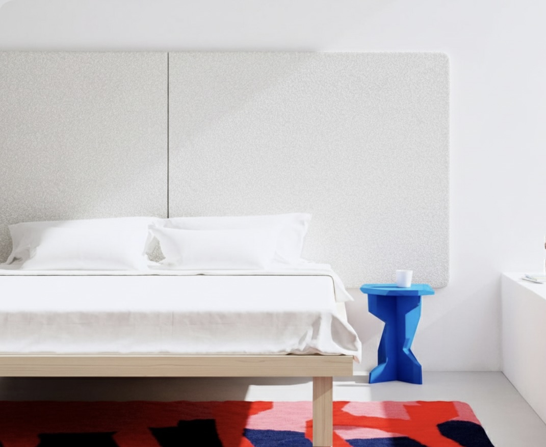 Stilvolles Schlafzimmer einer Berliner Ferienwohnung mit modernem Design und buntem Teppich