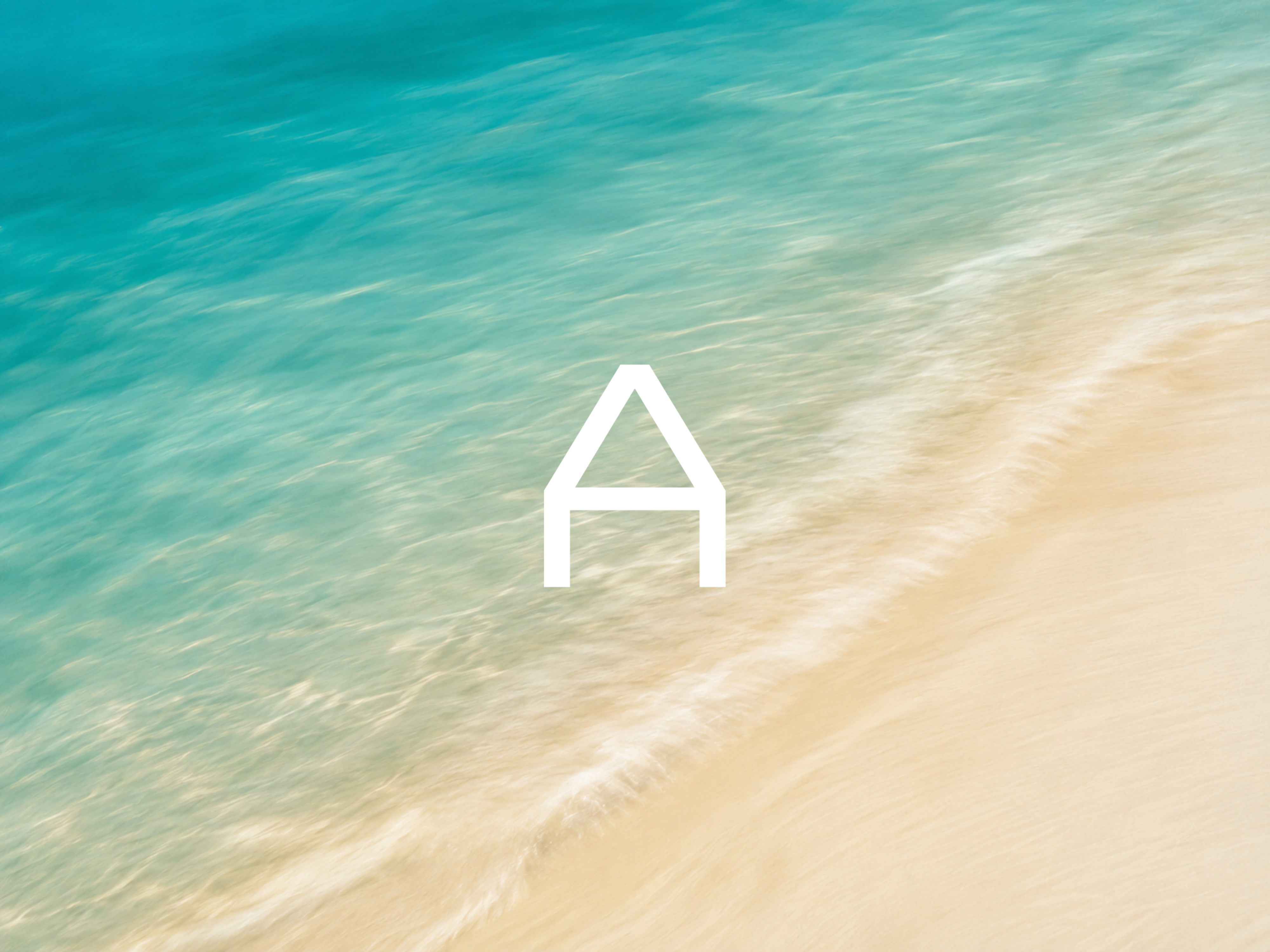 arbio-Logo auf Strandmotiv mit t&uuml;rkisblauem Meer und Sandstrand
