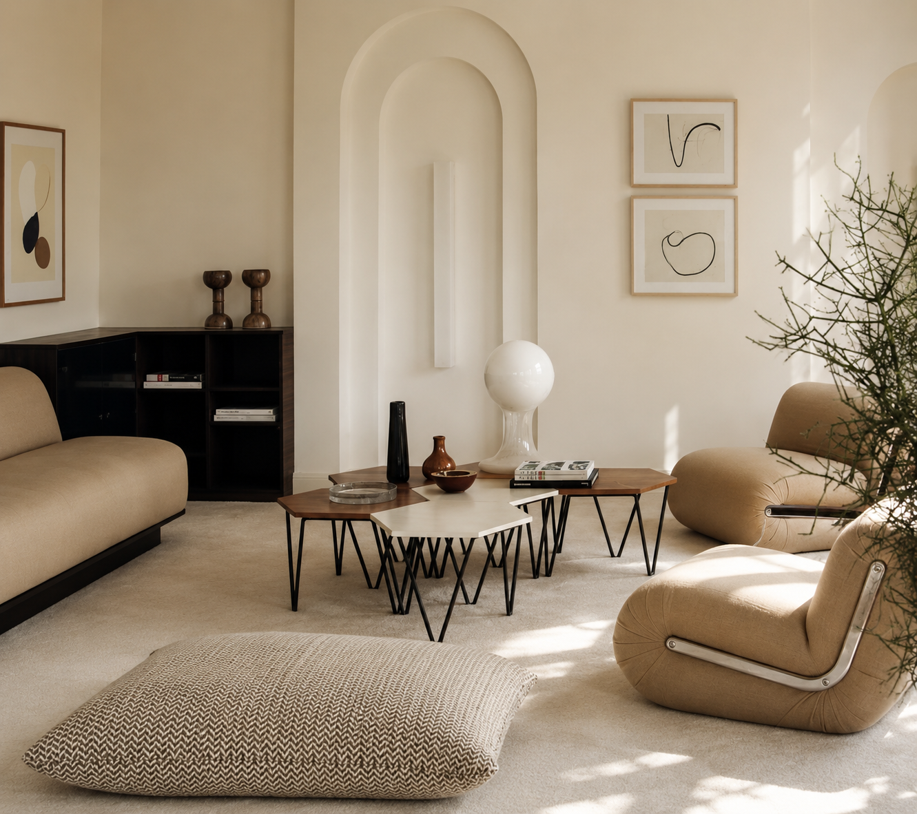 Helles Wohnzimmer einer Ferienwohnung mit Sofa, Spiegel und Stadtblick aus dem Fenster
