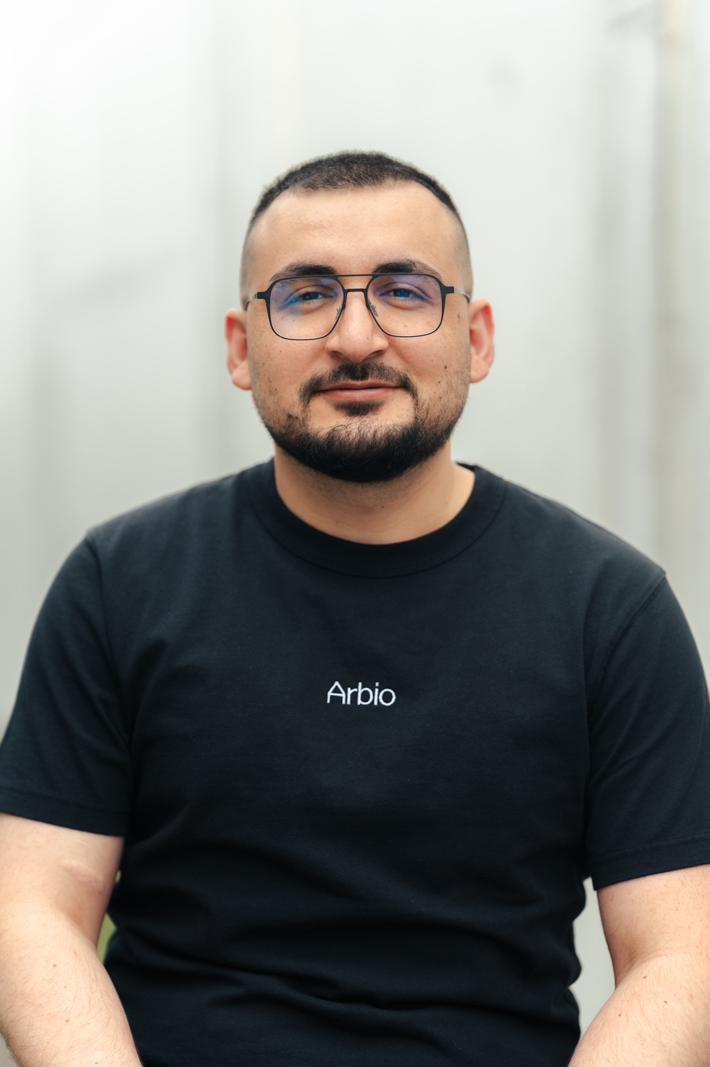 Portr&auml;t von Muslem, Teammitglied bei arbio