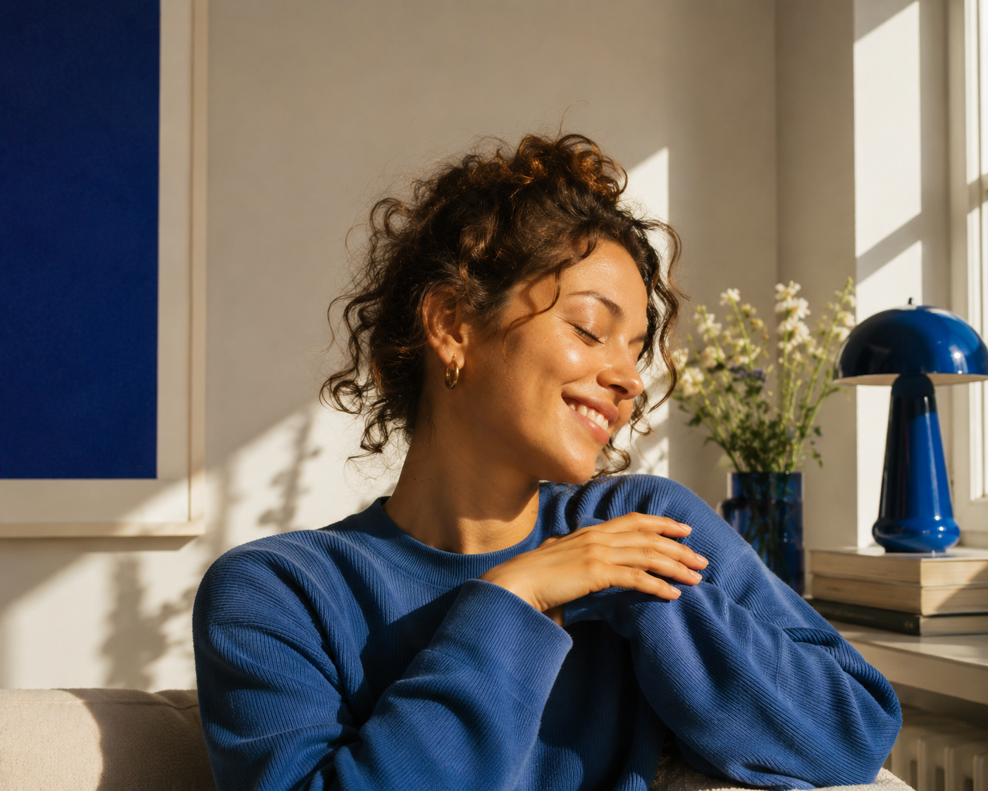 Zufriedene Frau im blauen Pullover genie&szlig;t sonnige Momente in der Ferienwohnung